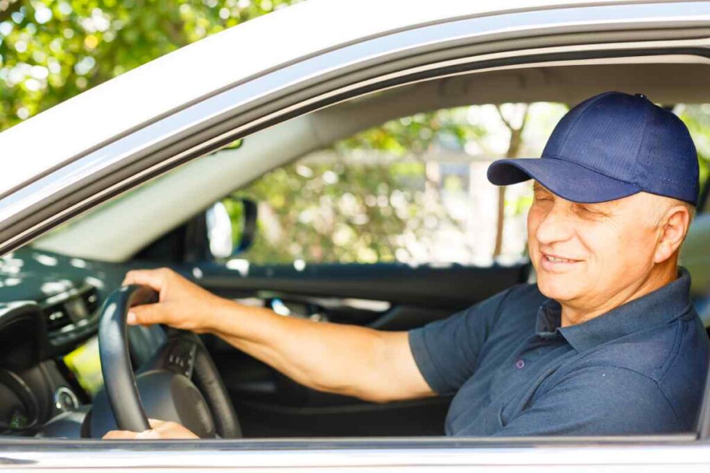 Anziano guida auto