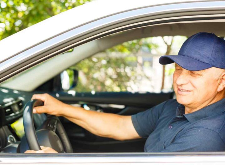 Anziano guida auto
