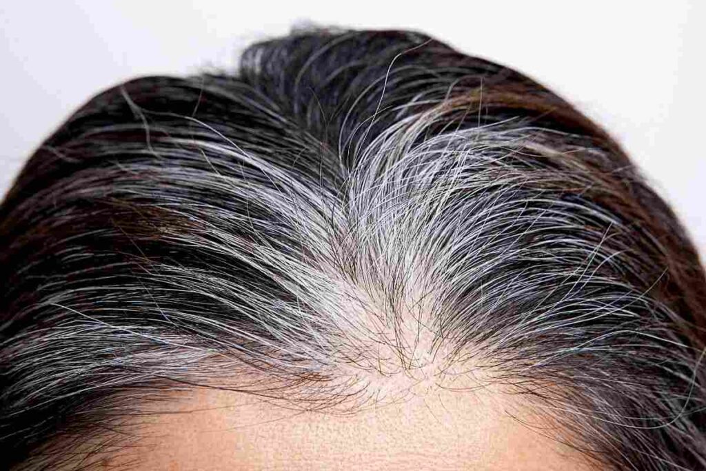 coprire capelli bianchi: 3 trucchi semplici senza tintura