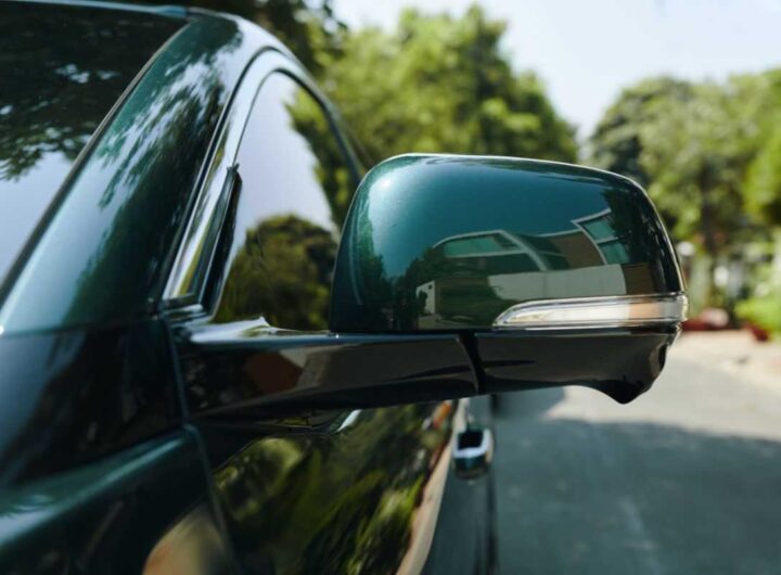 specchietto auto: ecco come pulirli col dentifricio